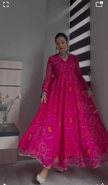 Indian Bridesmaid Dresses, Stylish Kurtis Design, Bandhani Dress, Anarkali Dress Pattern, Latest Bridal Dresses, Simple Kurta Designs, Designer Kurti Patterns, Bollywood Outfits, Long Kurti Designs