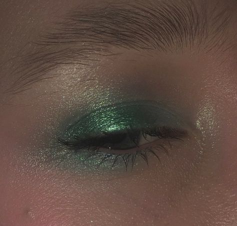 Blue Mermaid Eye Makeup, Green Eye Makeup Brown Eyes, Green Mermaid Makeup, Green Eyeshadow Brown Eyes, Fairy Make Up Look, Blue And Green Eyeshadow Looks, Dark Green Eyeshadow Looks, Green And Blue Eyeshadow Looks, Simple Green Eye Makeup