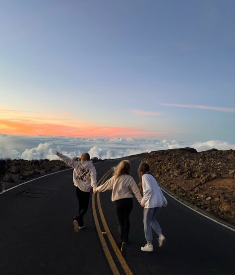 #hawaii #haleakala #aesthetic Hawaii Above The Clouds, Luxury Hawaii Vacation, Haleakala National Park Sunset, Fall In Hawaii, Hawaii Aesthetic Friends, Hawaii Aesthetic Maui, Maui Hawaii Pictures, Hawaii Aesthetic Photos, Girls Road Trip Aesthetic