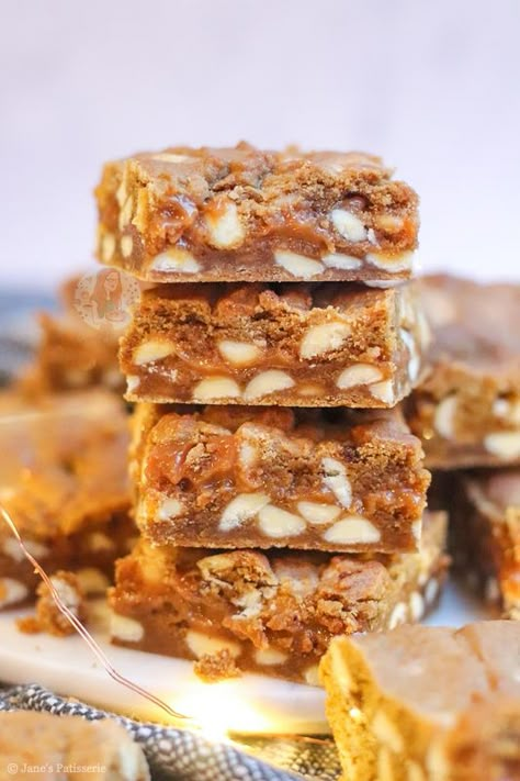 Caramel Gingerbread Cookie Bars! - Jane's Patisserie Jane Patisserie, Gingerbread Cookie Bars, Pudding Cookies Recipes, Caramel Cookies Bars, Janes Patisserie, Gingerbread Recipes, Banana Oat Muffins, Popular Cookies, Blondies Bars