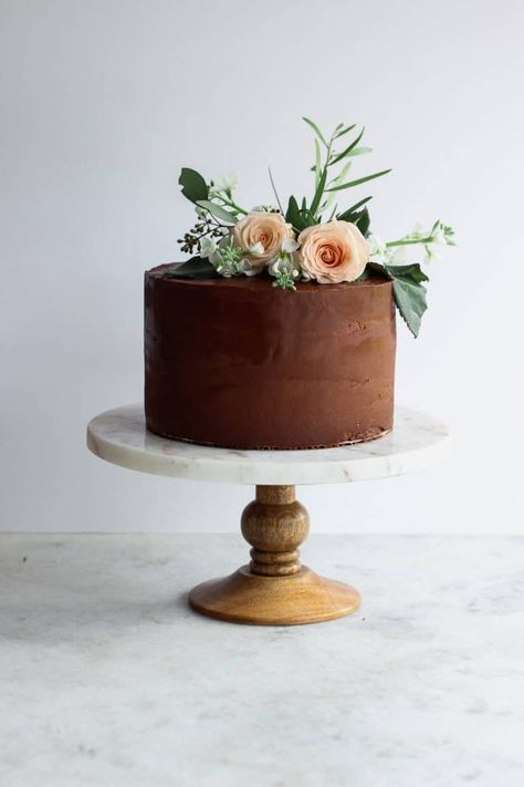 Bolo Vintage, Decorate A Cake, Chocolate Cake Designs, Rhubarb Cake, Cake Decorating For Beginners, Fresh Flower Cake, Chocolate Cake Decoration, Chocolate Wedding Cake, Cake Business