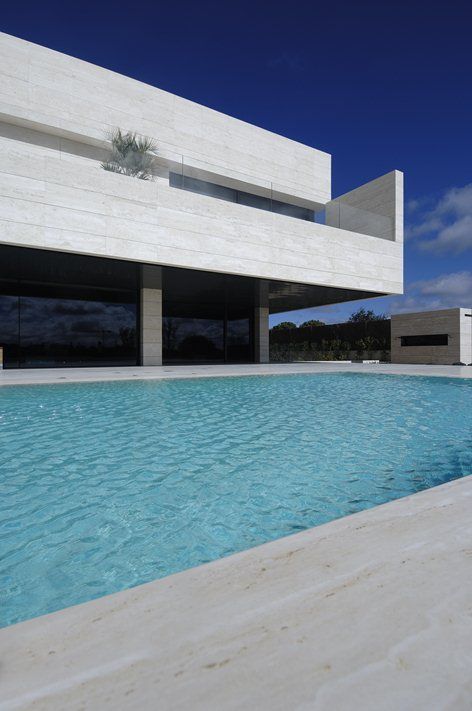 Spain Houses, Spain House, Blue Pool, Architecture Studio, Minimalist Architecture, Home Building Design, Contemporary Home Decor, Cool Pools, Apartment Interior Design