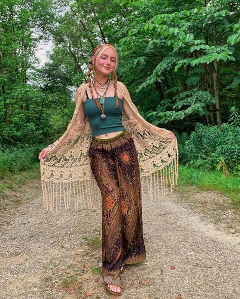 Outfit Inspo Colorful, Boho Hippie Outfits, Hippie Lifestyle, Estilo Hippy, Earthy Outfits, Estilo Hippie, Boho Style Outfits, Hippie Style Clothing, 70s Style