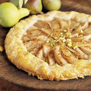 A pear and pistachio tart, the flavors inside this dessert combine perfectly. Rustic Pear Tart Recipe, Pear Tart Recipe, Fall Pies Recipes, Healthy Apple Pie, Fall Pies, Pear Tart, Fall Desserts Easy, Dessert For Two, Pear Recipes