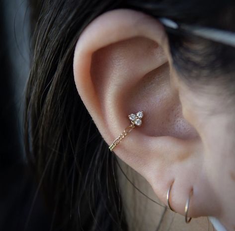 Piercing Styling, Conch Chain, Ear Piercings Conch, Gold Figaro Chain, Conch Jewelry, Cool Ear Piercings, Chain Diamond, Conch Earring, Conch Piercing