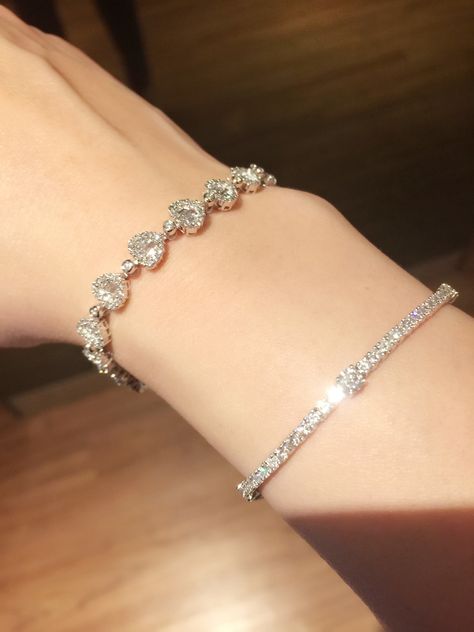 Diamond bracelets , sparkles under the sun !! Diamond Bracelet Aesthetic, Diamond Bracelets Women, Bracelets Fancy, Renda Kebaya, Prom Bracelet, Bridal Necklace Designs, Bracelet Luxury, Jewelry Accessories Ideas, Classy Jewelry