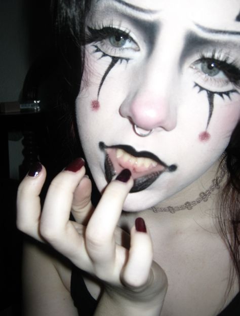 Gothic Looks Makeup, Cool Makeup Looks Creative Halloween Easy, 20s Inspired Clown, White Foundation Goth, Corpse Clown Makeup, Black And White Hair Halloween Costume, Clown Make Up Woman, Spider Clown Makeup, Peridot Clown Makeup