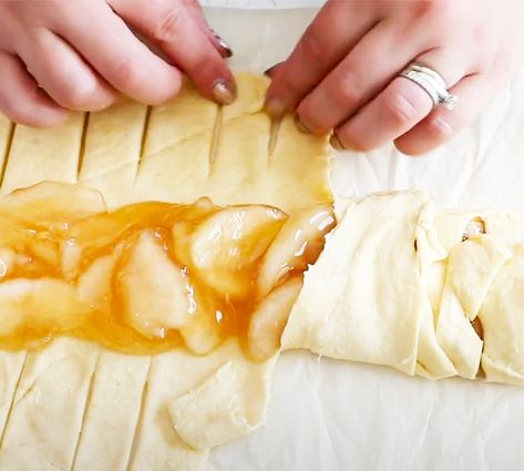 Use Canned Crescent Rolls To Make Apple Strudels - Easy Apple Desserts Easy Apple Strudel Recipe Crescent Rolls, Easy Apple Desserts, Dessert Croissant, Apple Crescent Rolls, Easy Apple Strudel Recipe, Easy Apple Strudel, Apple Strudel Recipe, Roll Dough Recipe, Recipes Using Crescent Rolls