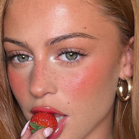 Strawberry Girl Aesthetic Makeup, Pomegranate Makeup Look, Strawberry Make Up Ideas, Straw Berry Makeup, Strawberry Make Up Look, Strawberry Makeup Look Aesthetic, Strawberry Girl Makeup, Strawberry Makeup Aesthetic, Strawberry Eye Makeup