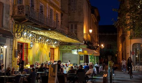 Famous Artwork: Café Terrace at Night - WorldAtlas.com Cafe Terrace At Night Wallpaper, Van Gogh Cafe, Painting Cafe, Cafe Terrace At Night, Terrace At Night, Themed Restaurant, Corfe Castle, French City, Street Cafe