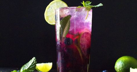 Blueberry-Lavender Fauxjito - Wife Mama FoodieFacebookInstagramPinterestTwitterYouTube Non Alcoholic Mojito, Healthy Summer Drinks, Blueberry Lavender, Blueberry Mojito, Flavored Sparkling Water, Lavender Syrup, Culinary Lavender, Blueberry Lemonade, Milk Shakes