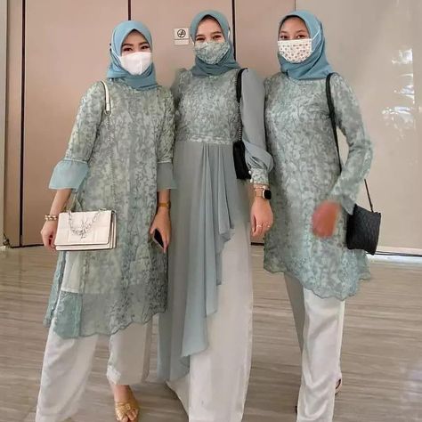 Inspirasi kebaya Kebaya Tunik Brokat Modern, Kebaya Tunik Brokat, Tunik Hijab Style, Tunik Brokat, Simple Outfits Hijab, Pengantin Modern, Brokat Modern, Dress Brokat Modern, Kebaya Dress