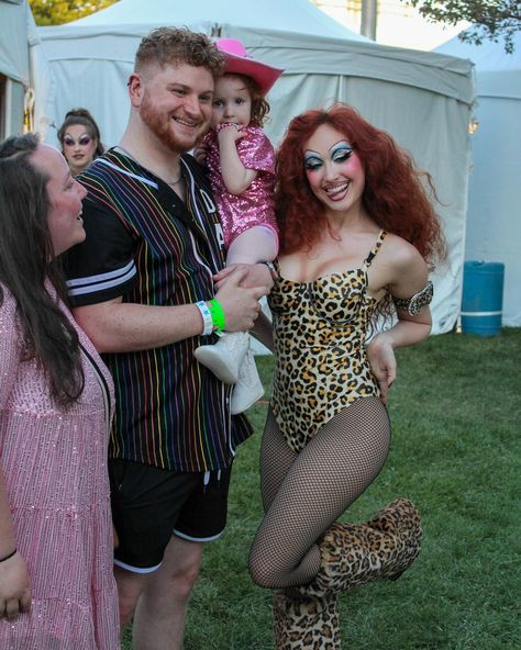 chappell roan with fans backstage at kentuckiana pride festival at big four lawn in louisville, KY. photographed by liz.ardfilm on ig.  june 15th, 2024 Chapelle Roan Costume, Chapelle Roan Halloween Costume, Chappel Roan Halloween Costume, Chappell Roan Stage Outfit, Chappell Roan Looks, Chappell Roan Photoshoot, Chappell Roan Halloween Costume, Chappell Roan Costume, Chappell Roan Icons