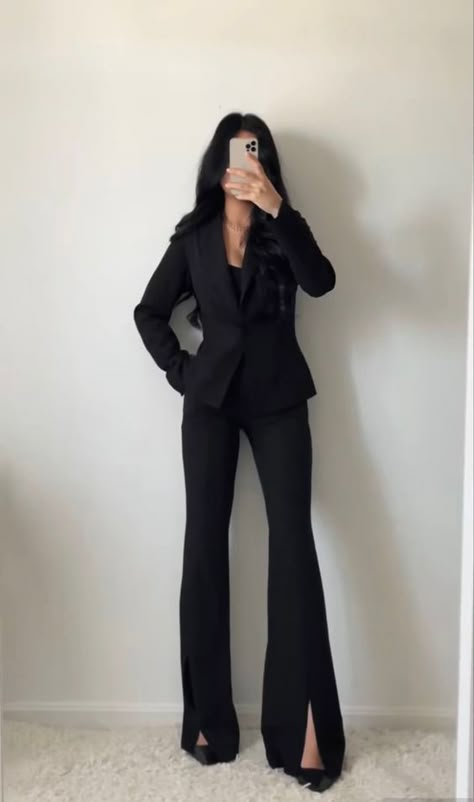 Flare Dress Pants to Wear to the Office - What Dress Code? Outfit Nero, Outfit Formal Mujer, Lawyer Outfit, Mode Instagram, Corporate Attire, Pakaian Feminin, Stylish Work Attire, Professional Outfits Women, Business Outfits Women