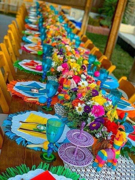 Mexican Table Flower Arrangements, Mexican Chic Party Decor, Mexican Picnic Decor, Elegant Fiesta Party, Fiesta Tablescape Ideas, 50 Mexican Theme Party, Mexican Paper Flower Centerpieces, Mexico Table Decor, Mexican Party Table Set Up