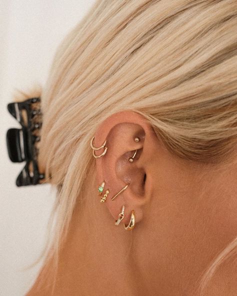 Karissa Sparke on Instagram: “Forever mixing and matching #SUNDAYSTACKS ⚡️” Double Ear Piercing Ideas Unique, Double Ear Piercings, Gold Huggies, Pretty Ear Piercings, San Tropez, Cute Ear Piercings, Cute Piercings, Luv Aj, Golden Earrings