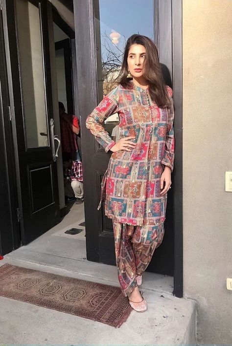 All Over Print Gaun Fashion, Pakistani Dresses Casual, Pakistani Fashion Party Wear, Beautiful Pakistani Dresses, Salwar Kamiz, Casual Wear Dress, Dress Design Patterns, Sleeves Designs For Dresses, Beautiful Dress Designs