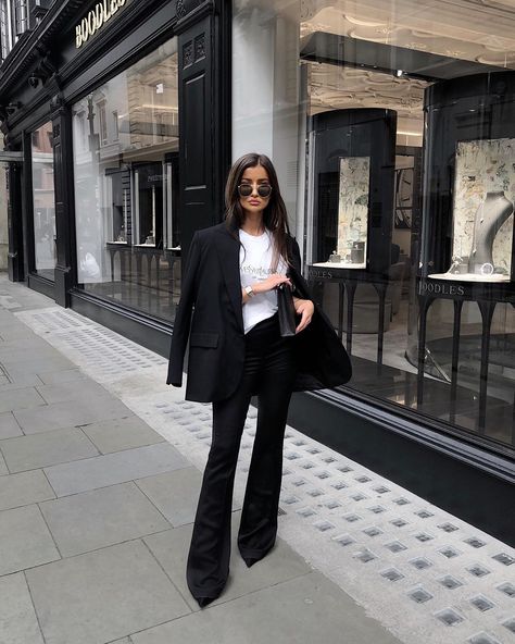 Alice Olivia Cross shared a photo on Instagram: “face like thunder, outfit like fire.” • See 1,038 photos and videos on their profile. Thunder Outfit, Mode Dope, Instagram Face, Look Office, Mode Ootd, Business Outfit, Looks Chic, Fashion Tips For Women, Professional Outfits