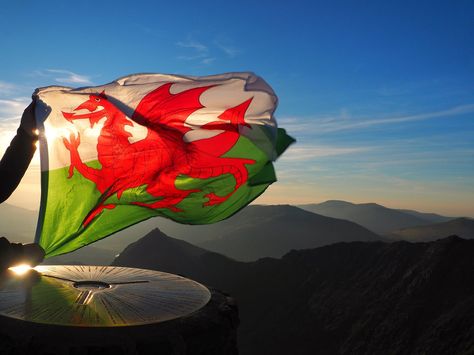 The Welsh flag flying proudly over Snowdonia. Welsh Flag, Saint David, Welsh Dragon, Snowdonia, Swansea, Cute Love Quotes, Flags Of The World, Queen Mary, British Isles