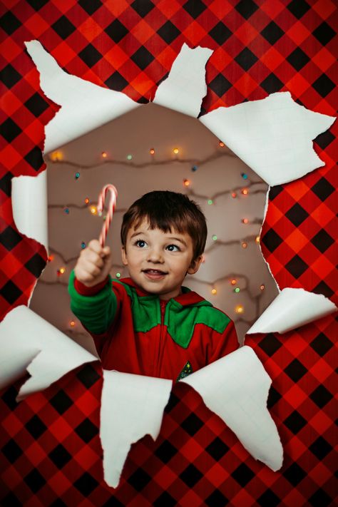 X Mas Photoshoot Ideas, Christmas Photoshoot Fireplace, Christmas Photoshoot Teenagers, Toddler Christmas Pictures Ideas, Christmas Ideas For Kids Traditions, Only Child Christmas Photo Ideas, Christmas Photos For Toddlers, Diy Christmas Props Photography, Wrapping Paper Photoshoot