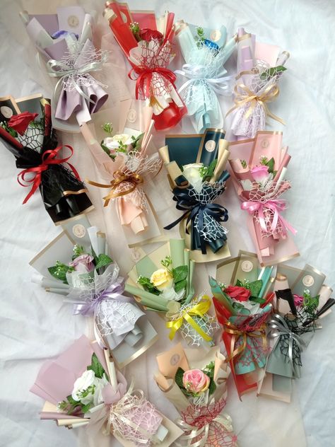 Mini Buket, Buket Mini, Money Bouquets, Diy Souvenirs, Satin Flowers Diy, Diy Bouquet Wrap, Money Bouquet, Flower Bouquet Diy, Ribbon Bouquet