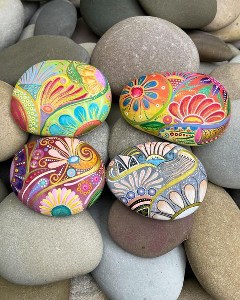 Gabi Gierczynski (@fantasiesteine) | Instagram-Profil Rock Kunst, Happy Rock, Instagram Profil, Diy Rock Art, Rock Flowers, Painted Rocks Diy, Rock Painting Patterns, Paint Rock, Mosaic Garden