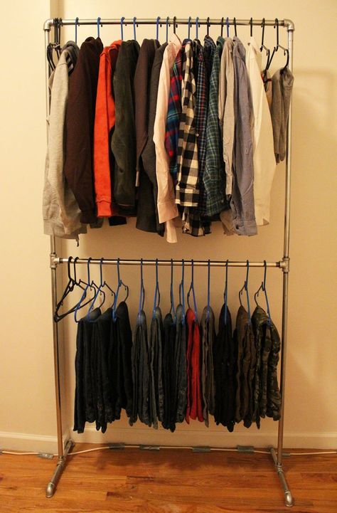 Diy Pipe Clothing Rack, Apartment Closet Organization, Diy Clothes Storage, Pipe Clothes Rack, Garage Extension, Diy Clothes Hangers, Tv Fal, Diy Clothes Rack, Hanging Clothes Racks