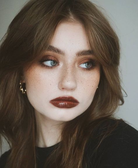 Red Makeup Looks For Wedding, Heavy Natural Makeup, Fall Picture Makeup Ideas, Fall Makeup Dark Lips, Autumn Grunge Makeup, Messy Glam Aesthetic, Gentle Wedding Makeup, 80s Casual Makeup, 60s Natural Makeup