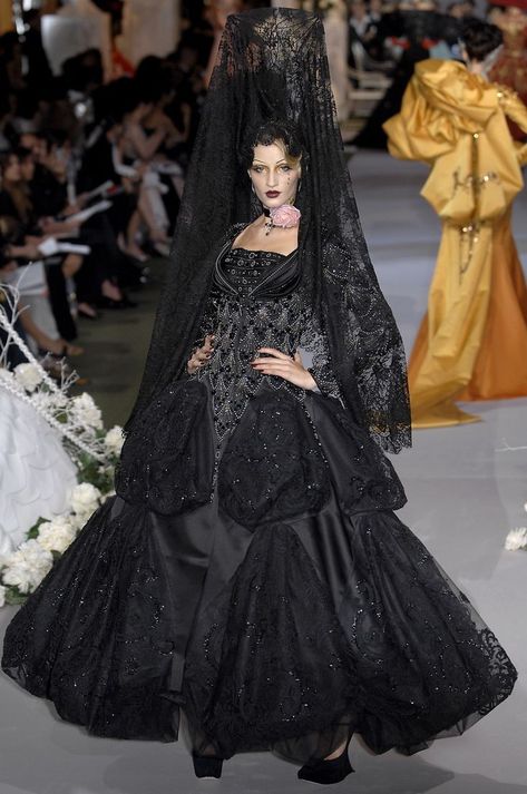 Dior 2007 Couture, 60s Haute Couture, Christian Dior Fall 2007, Dior Fall 2007, Goth Couture, Dior Winter, Istoria Modei, Galliano Dior, 2007 Runway