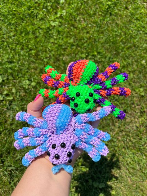 Loomigurumi Spider Rainbow Loom Animal These spider measure about 6in by 8in wide. These are perfect for presents and or halloween. *Handmade Item *Materials: Rubber bands, safety eyes & polyester fiberfill  If you would like a custom color combination please contact me! ** Instagram: https://www.instagram.com/alexis_looms Rainbow Loom Charms Easy, Rainbow Loom Animals Tutorials, Loomigurumi Patterns, Rainbow Loom Ideas, Rainbow Loom Animals, Loom Animals, Crazy Loom, Loom Band Patterns, Rainbow Loom Bracelets Easy