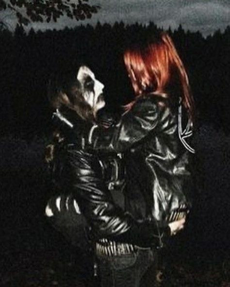 Metalhead Aesthetic Wallpaper, Goth Couples, Boy Long Hair, Gothic Couple, Cultura Punk, Emo Couples, Black Metal Girl, Estilo Punk Rock, Grunge Couple