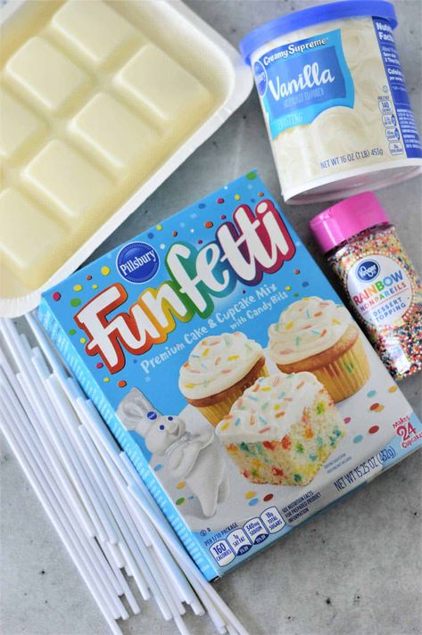 How to make cake pops with cake mix in this step-by-step guide. With a few ingredients perfect for birthday parties or sweet treat. Cake Mix Cake Pops, Funfetti Cake Pops Recipe, Vanilla Cake Pop Recipe, Funfetti Cake Pops, Cake Pops Frosting, Cake Pop Boxes, No Bake Cake Pops, Cake Pop Recipe Easy, Make Cake Pops