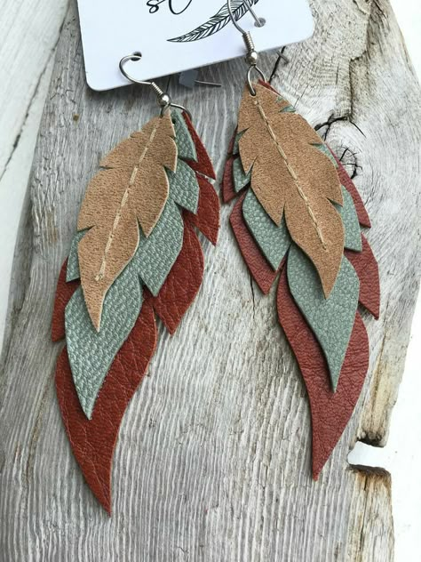 Cricut Jewelry, Diy En Cuir, Cricut Earrings, Diy Leather Earrings, Leather Jewelry Diy, Earrings Feather, Leather Jewellery, Faux Leather Earrings, Leather Ideas