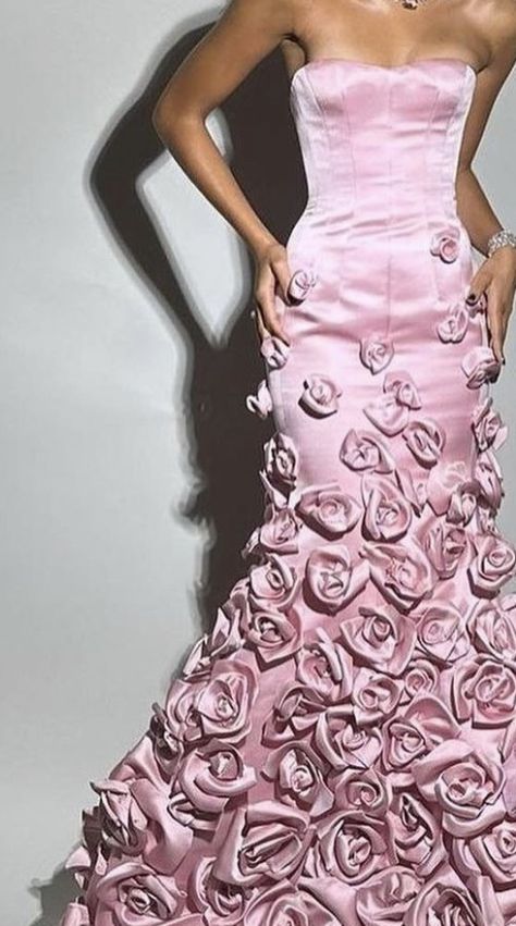 Zendaya Dresses, Sag Awards 2023, Rose Gown, Influencer Style, Valentino Gowns, Mode Rose, Taylor Russell, Zendaya Style, Valentino Dress