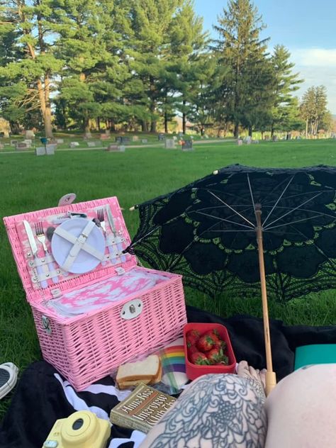 Cemetery Date, Goth Date Ideas, Goth Birthday Ideas, Emo Picnic, Graveyard Picnic, Cemetery Picnic, Goth Picnic, Gothic Picnic, Picnic Aesthetics