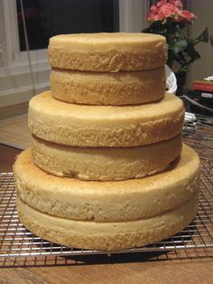 How to make a perfectly level cake! Amazing! Fool Proof. How To Make Wedding Cake, Decoration Patisserie, Wedding Cake Recipe, Lemon Pound Cake, Cupcake Cake, Cake Decorating Tutorials, Cake Decorating Tips, Food Cakes, Creative Cakes