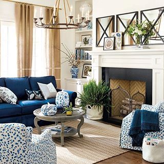 Timeless blue and white- some things never go out of style. Family Game Room, Blue And White Living Room, Chic Interior Design, Blue White Decor, Coastal Living Rooms, Sofa Slipcover, Chic Interior, White Living Room, Blue Living Room