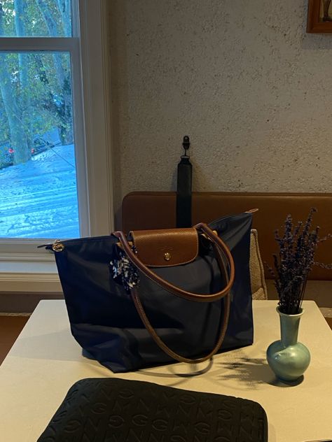 Le pliage navy blue sholder bag L Navy Longchamp Bag Outfit, Navy Longchamp, Longchamp Aesthetic, Longchamp Bag Outfit, Longchamp Le Pliage Outfit, Long Champ Bag, Form Outfits, Long Champ, Sixth Form Outfits