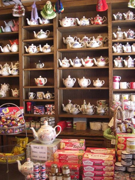 Bella esta estampa!!!! Tea House Interior, Teacup Display, Tee Kunst, 카페 인테리어 디자인, Cuppa Tea, Yerba Mate, English Tea, Teapots And Cups, My Cup Of Tea