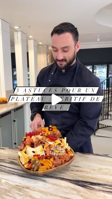 ELLE à table on Instagram: "3 astuces pour un plateau apéritif de rêve 🌸🧀   Aujourd’hui, Tom, le fondateur de @tableauxparis nous livre ses 3 meilleurs conseils pour impressionner ses invités à l’heure de l’apéritif ! Pour celles et ceux qui ne le connaissent pas encore, Tom et son équipe de choc réalisent de fabuleux plateaux apéritifs et brunch haut de gammes à destination d’évènements mais aussi de particuliers.  Ses précieuses astuces sont faciles à reproduire à la maison, selon vos goûts et vos envies, alors à vous de jouer ! 🍇   🎥 @_loubrd & @charlineflo      #food #aperitif #soiree #inspirations #tableauxparis #art #gastronomie #fruits #legumes #fromages #plaisir" Plateau Brunch, Quick Saves