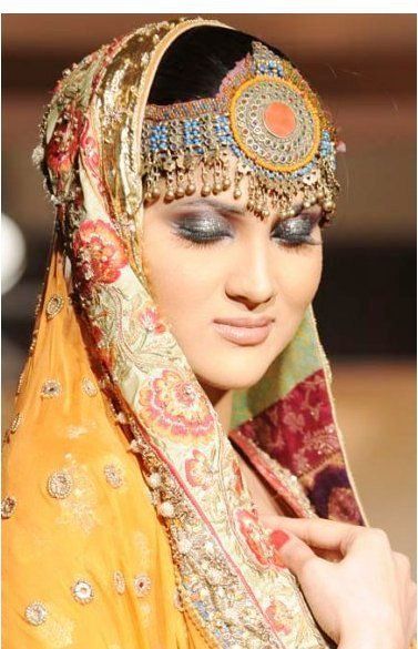 Kashmiri Jewellery, Wedding Hijab Styles, Bride Hijab, Dupatta Style, Muslim Brides, Bridal Hijab, Hijab Wedding Dresses, Hijab Designs, Disney Wedding Dresses