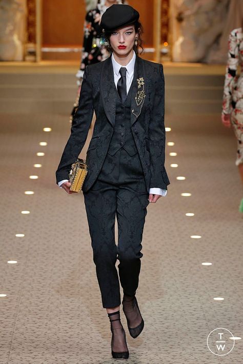 Dolce & Gabbana - Fall/Winter 2018 - Look 44 Dandy Look, Girls In Suits, Dandy Style, Woman In Suit, Mode Tips, Older Women Fashion, Woman Suit Fashion, Street Styles, Suit Style