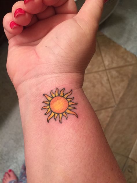 Sun tattoo on wrist with color. You are my sunshine Tiny Sun Tattoo, Simple Sun Tattoo, Design Tatuaje, Tattoo Sonne, Sun Tattoo Small, Sunshine Tattoo, Sun Tattoo Designs, Tatuagem Masculina Pequena, Lady Bug Tattoo