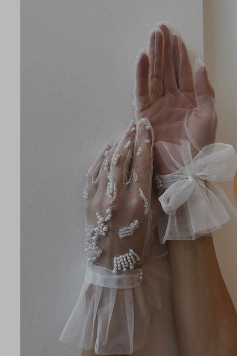 Discover the perfect wedding accessories for brides – a beautiful garter and gloves set. These elegant pieces make an ideal wedding gift from bridesmaids to the bride, adding a touch of sophistication to her special day Gloves Elegant, Bride Gloves, Elegant Veils, Wedding Accessories For Bride, Pearl Tea, Accessories Pearl, Elegant Gloves, Tea Length Wedding, Pearl Bride