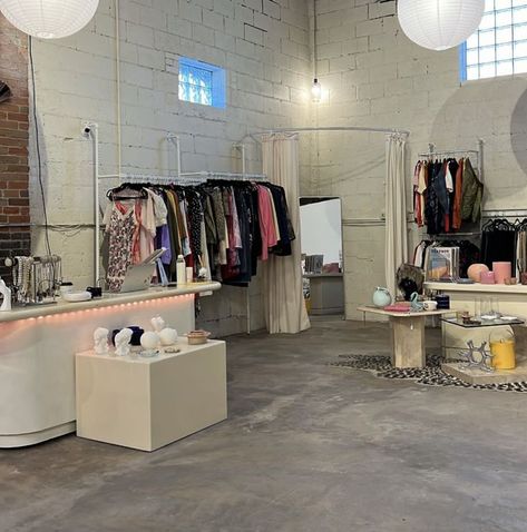 Creative Boutique Interior, Small Fashion Boutique Interior Design, Thrift Store Pop Up Shop, Small Fashion Shop Interior, Secondhand Store Design, Home Decor Boutique Ideas, Pop Up Store Aesthetic, Dressroom Interior, Aesthetic Clothing Store Interior