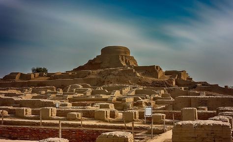 10 Amazing Facts about Indus Valley Civilization You Will Be Thrilled To know Dravidian Languages, Bronze Age Civilization, Mohenjo Daro, Indus Valley, Indus Valley Civilization, Asian History, Mesopotamia, Archaeological Site, Stonehenge