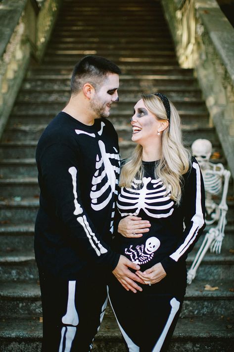 Family Skeleton Costumes, Costumes With Makeup, Pregnant Halloween Costumes Family, Pregnant Couple Halloween Costumes, Fun Family Photoshoot, Halloween Baby Announcement, Family Baby Announcement, Skeleton Family, Skeleton Costumes