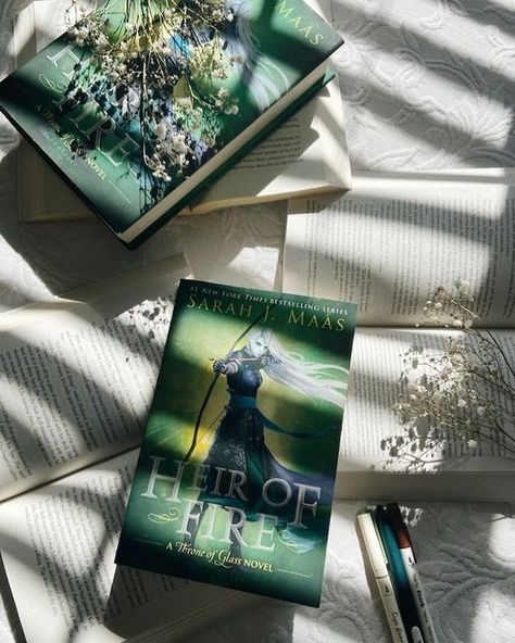 Fantasy Bookstagram, Heir Of Fire, Book Obsession, Bookstagram Inspiration, Green Highlights, Bookish Things, Energy Flow, Green Tones, Sarah J