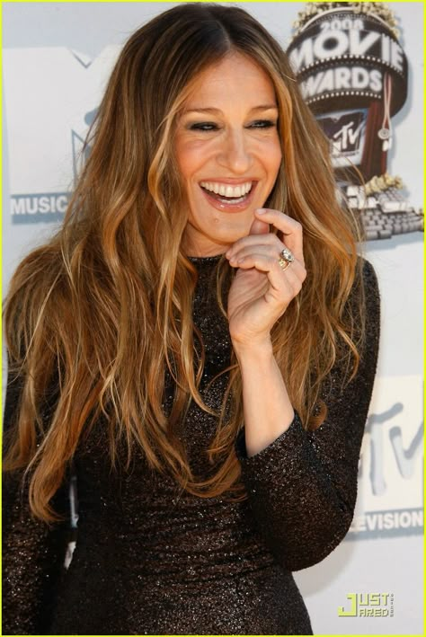 sjp hair Sarah Jessica Parker Hair, Sara Jessica Parker, Bronde Hair, Engagement Celebration, Celebrity Engagement Rings, Sarah Jessica, Stil Inspiration, New Hair Colors, Balayage Highlights