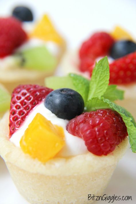 Sugar Cookie Fruit Cups - A bite-sized sugar cookie cup topped with fresh fruit, perfect for parties and gatherings! Cookie Fruit Cups, Sugar Cookie Fruit Cups, Paddock Ideas, Small Deserts, Fruit Sugar Cookies, Cheese Ideas, Sugar Cookie Cups, Fruit Tarts, Mini Dessert